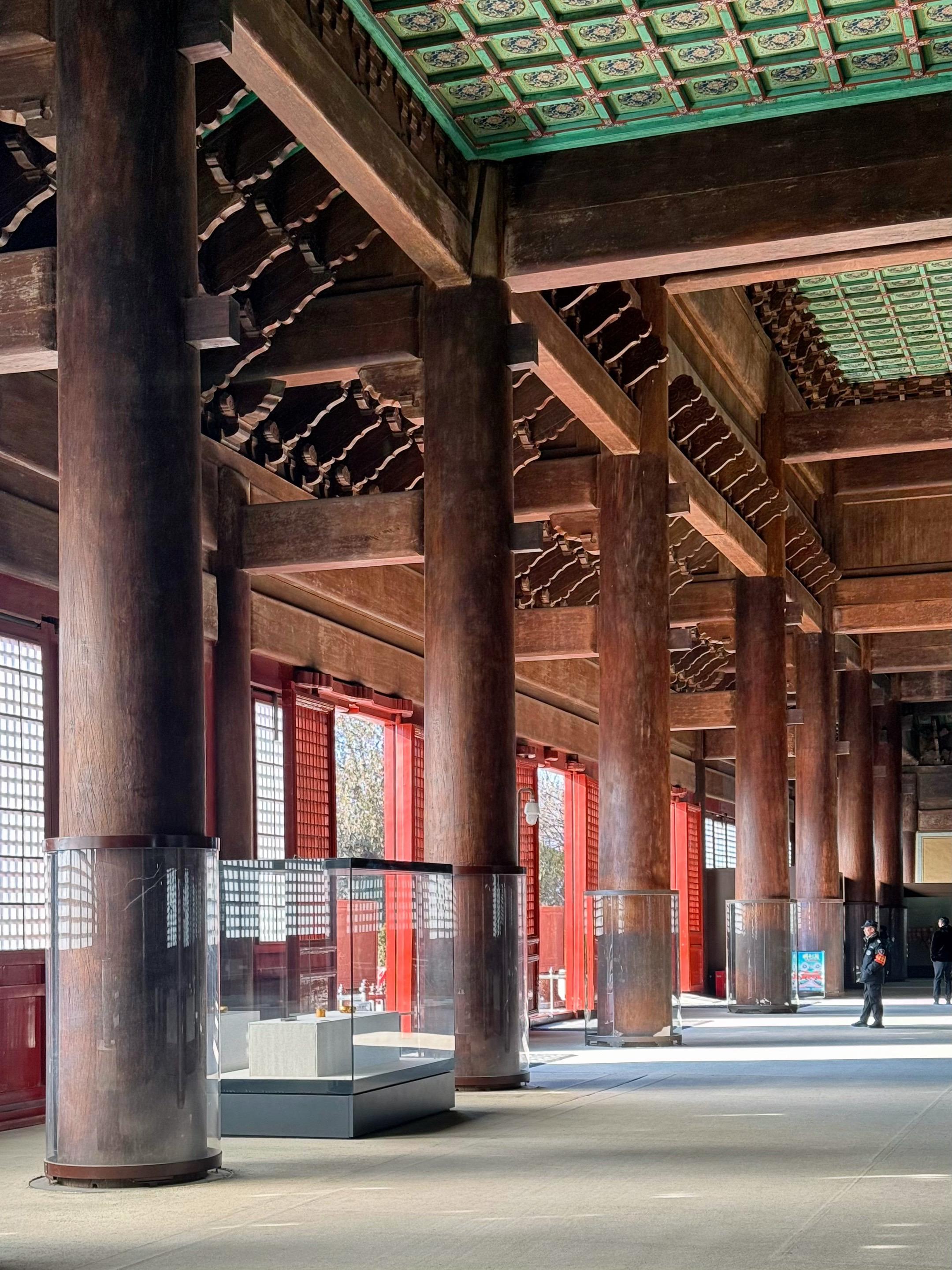 光是这60根金丝楠木，就知道大明强得可怕。作为明成祖朱棣与皇后徐氏的合...