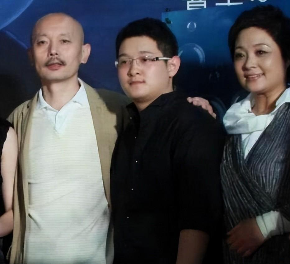 2005年，丁克18年的葛优带了一个男孩回家，一进门就告诉妻子，“这是我儿子。”