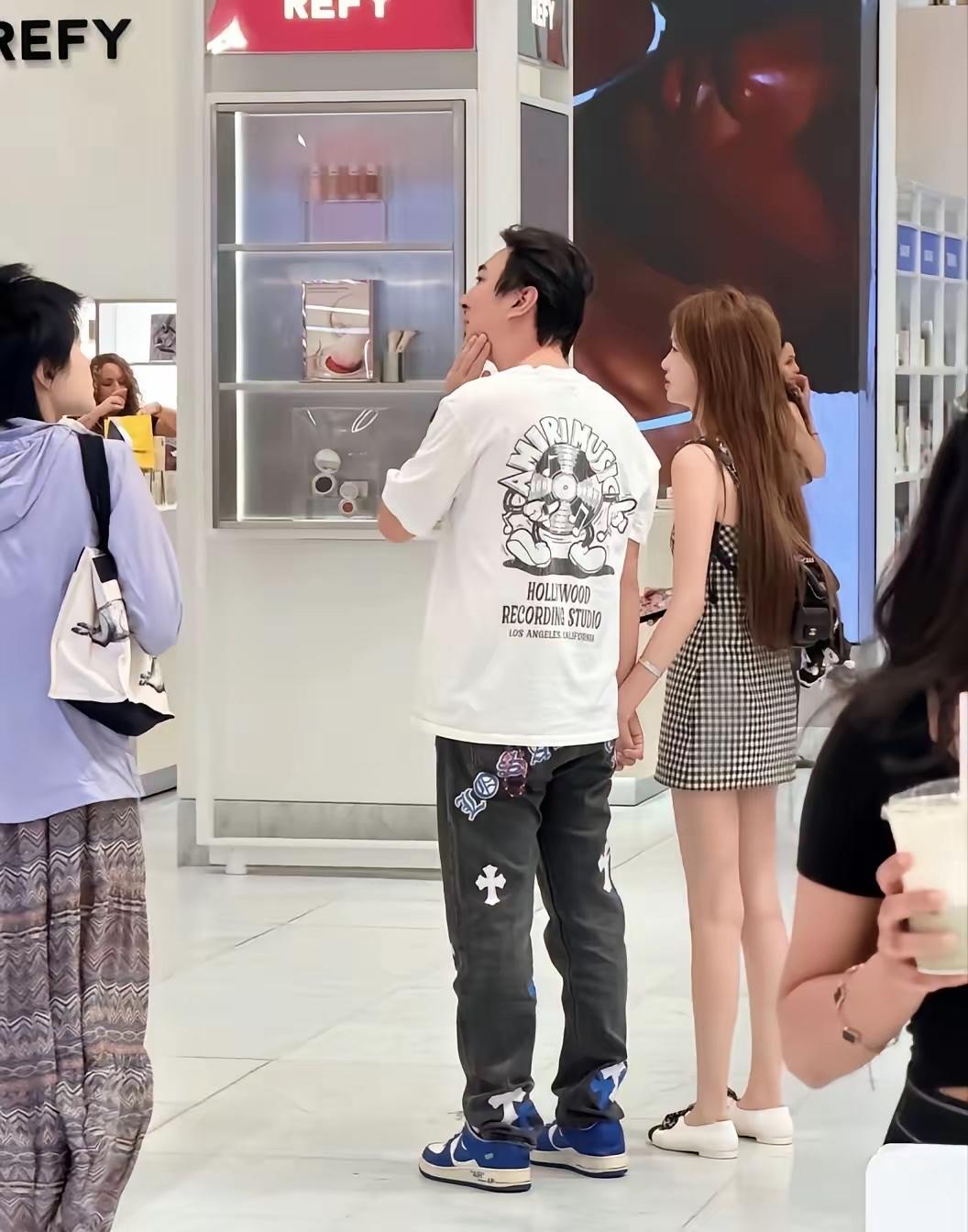 王思聪穿的鞋子是什么牌子的？非常好看，普通老百姓能买得起吗？