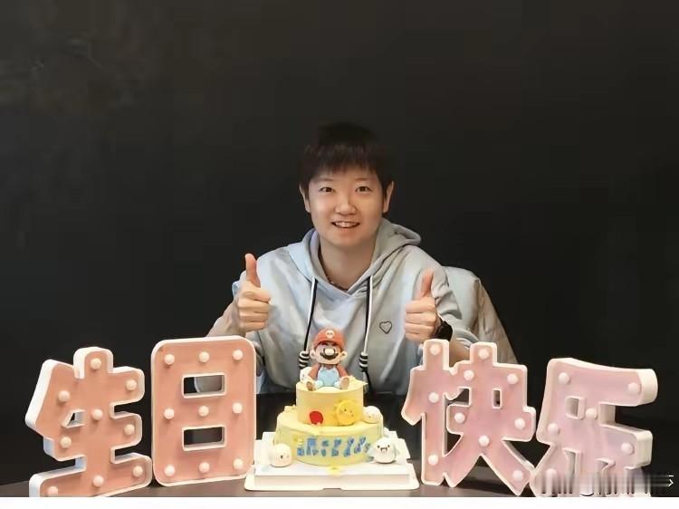 终于等到孙颖莎自己发文祝福了，25岁，唯一不变的就是对小白球的爱。每一分都