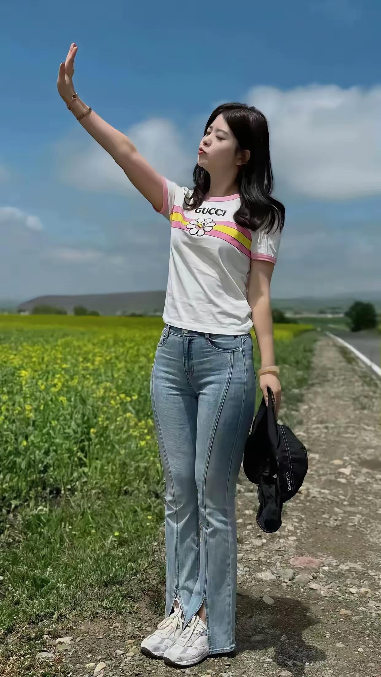 阳光明媚的田野，少女挥手迎风，青春洋溢