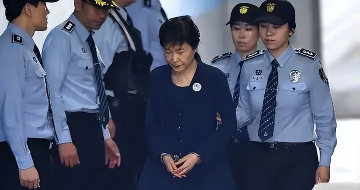 朴槿惠突然爆出猛料! 7名狱警轮班盯守, 监狱的泡菜咸得难以下咽