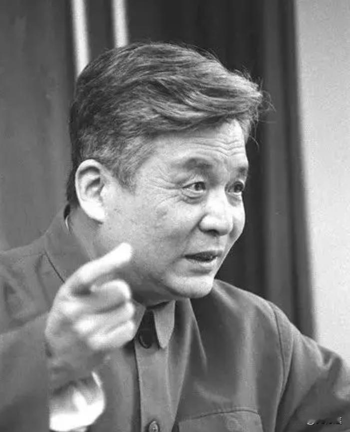 1986年，邓稼先临终前来到天安门广场，看着车水马龙来来往往，他转头问妻子：“3