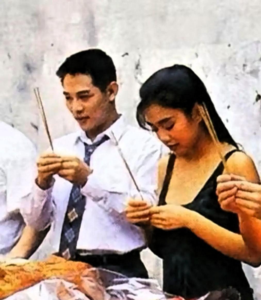 看这老照片，90年代的李连杰和钟丽缇，真年轻啊。香港剧组开机前拜神的老传统，图个