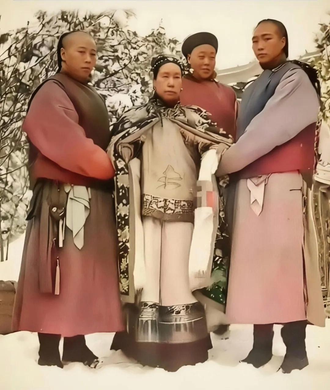 珍藏的老照片分享1903年，慈禧太后由二总管崔玉贵（后）与两名小太监搀扶着在颐和