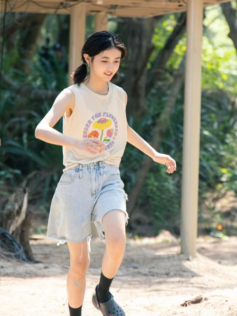 张子枫手臂都是伤疤张子枫好有邻家妹妹感，私服特别松弛、自然，与她本人的气质很搭