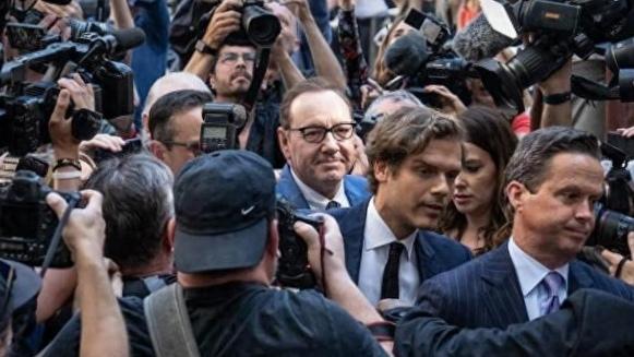 看这反转谁不惊掉下巴？66岁的凯文·史派西，当年拿奥斯卡时多风光，如今竟沦落到哭