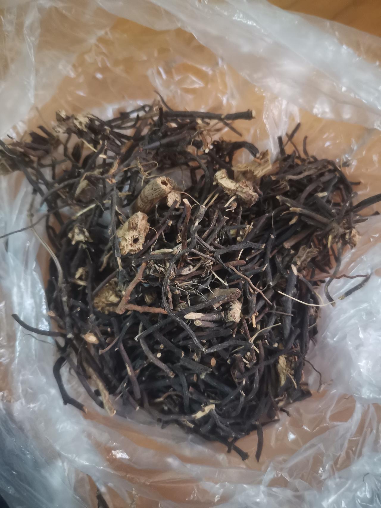 今天去拜访一个医院退休了的中医，偶尔也有三两个人找过来。他的鸡内金是他