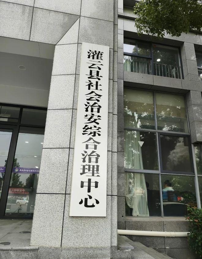 真牛！办事大厅被拍9点钟空岗无人后，第二天直接禁群众带手机进入，称群众带手机进去