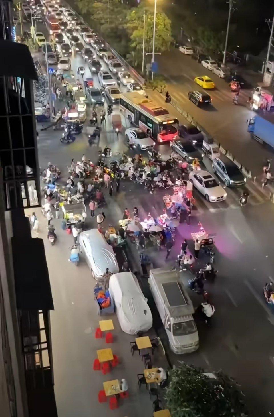 这下晓得堵车是为啥了吧？​​​