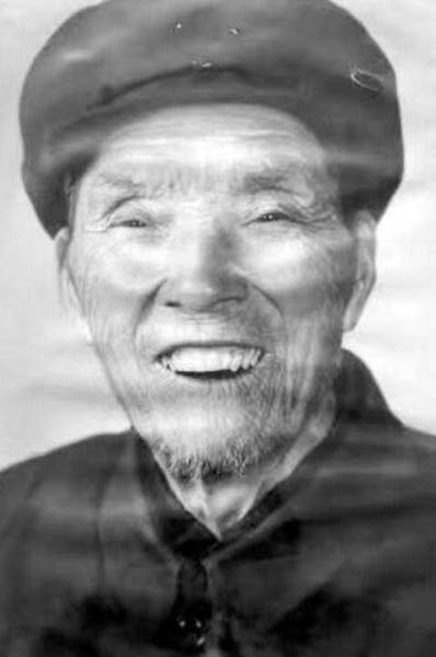 1979年，兰州军区大院门口，一81岁的老农，走到哨兵跟前开口道：“我叫卢子美，