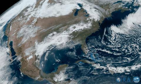 太空观测的日全食，这个巨大黑影是正在发生的日全食，它的速度能达到8000公里每小