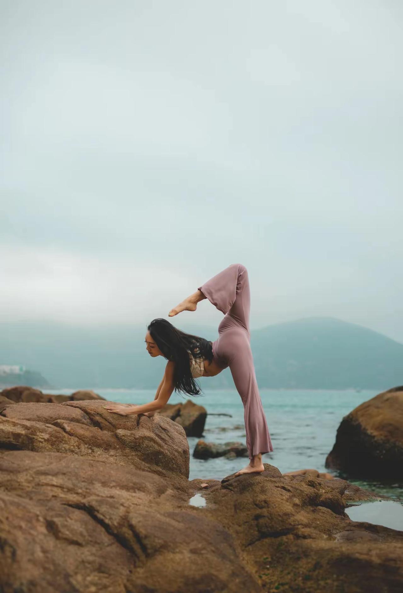 海边瑜伽，与自然融为一体，感受内心的平静与力量。吸收大自然的精华力量瑜伽自然风光