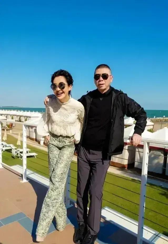 冯小刚，这个肢体语言太明显了！他带许晴出国游玩，两人拍照合影时的动作，实在是太有