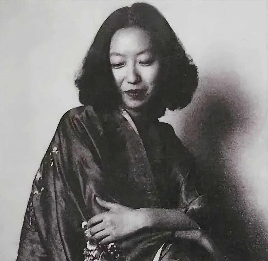 一天，张爱玲的父亲趁妻子不在家，偷偷拿着针管来到18岁张爱玲的房间，在昏迷的张爱