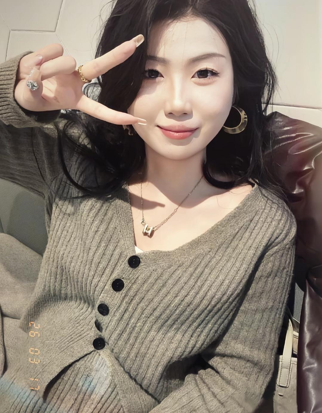 天津那位维修手机被店主导出40多张照片的女子，她其他的照片我也看到了，看照片本人