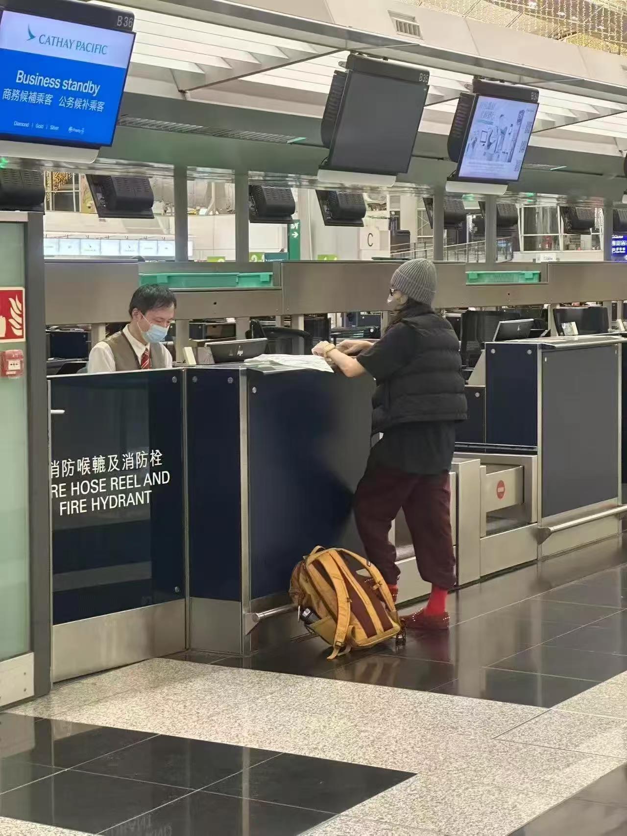 张柏芝真是高精力型人，看她去机场的装备就知道了，和刘晓庆有得一拼！网友在机场偶