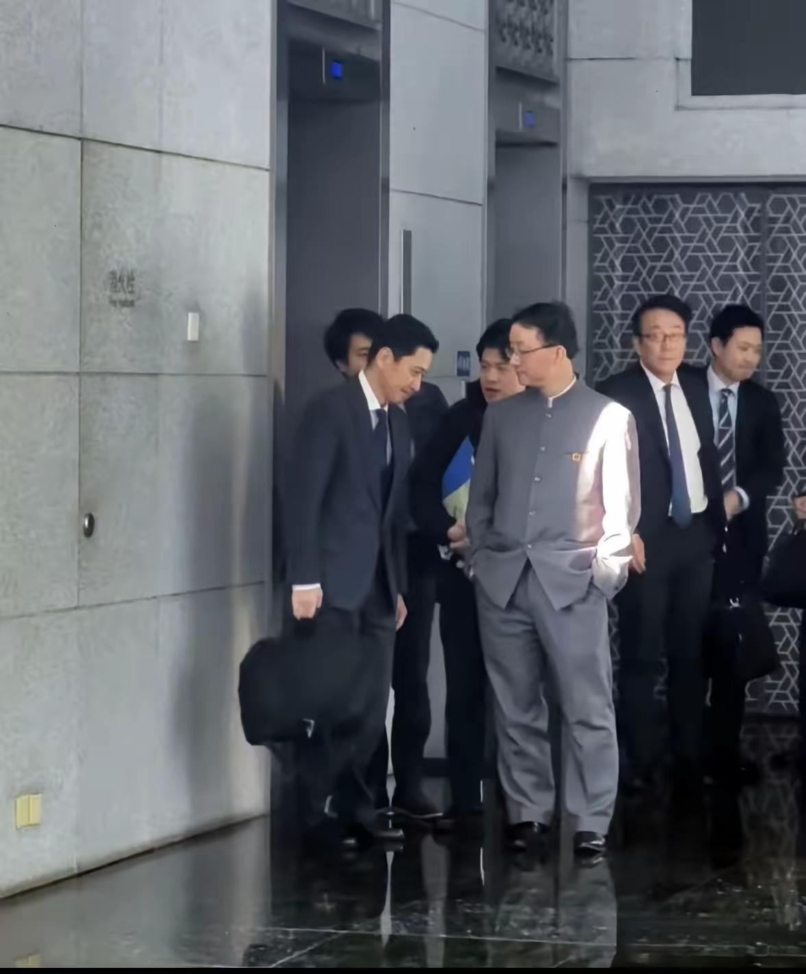 [吃瓜]刘sir“双手插兜图”🔥了——日本人看着不舒服？那就…对了[灵光一