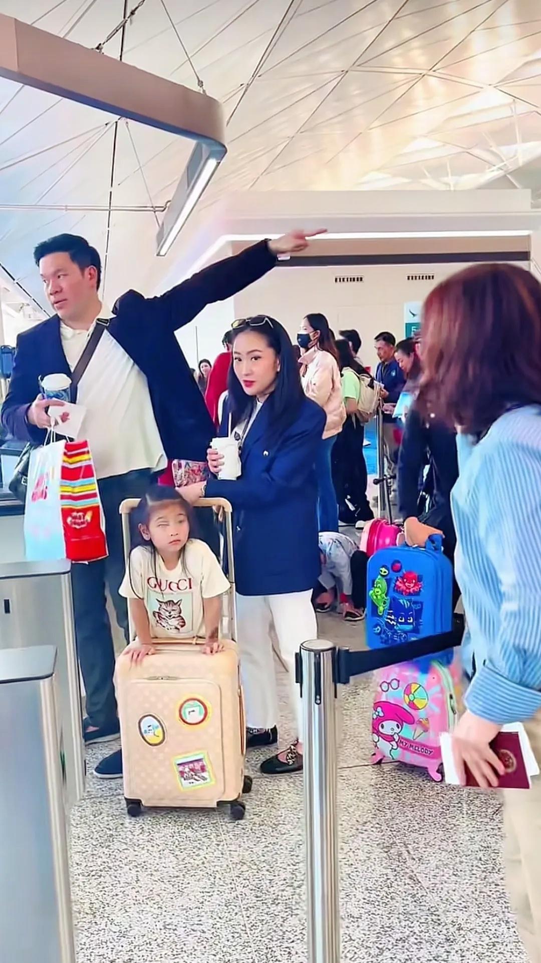 佩通坦在香港过圣诞节。12月24日，佩通坦以及她老公还有孩子，现身香港机场，