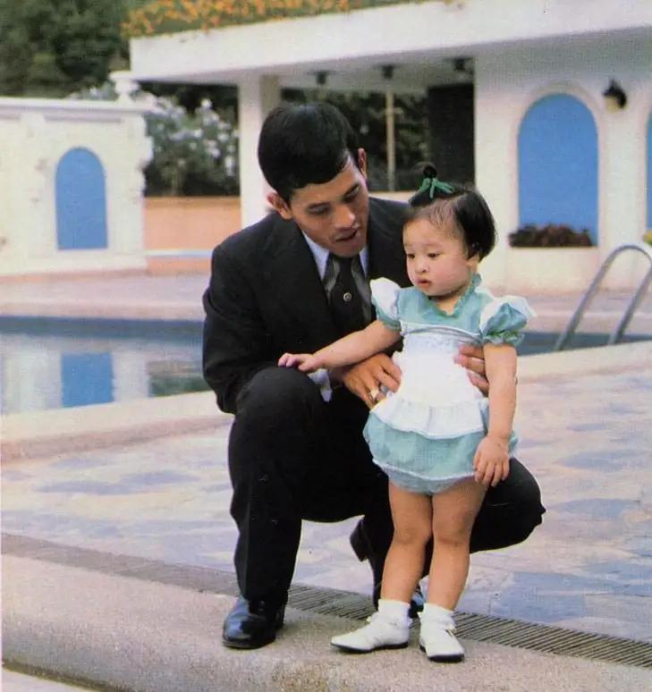 帕查拉公主是泰王的第一个孩子，也是颂妃唯一的孩子，她真是受宠啊。即使人到中年，依