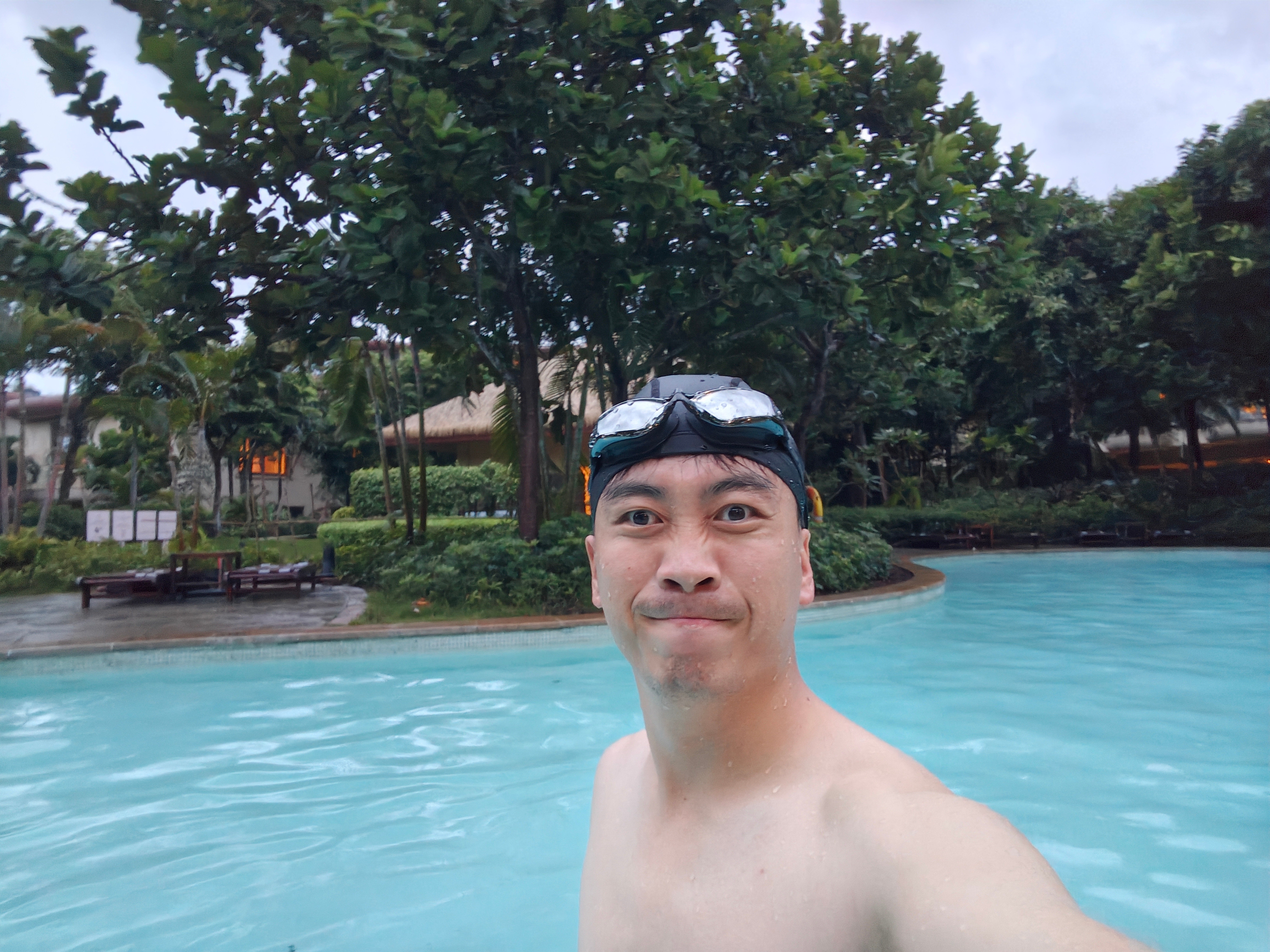 麦海姆台风过去了他爸爸在室内室外游的老尽兴了可小安安连脚趾头都不想沾水怎么办？可