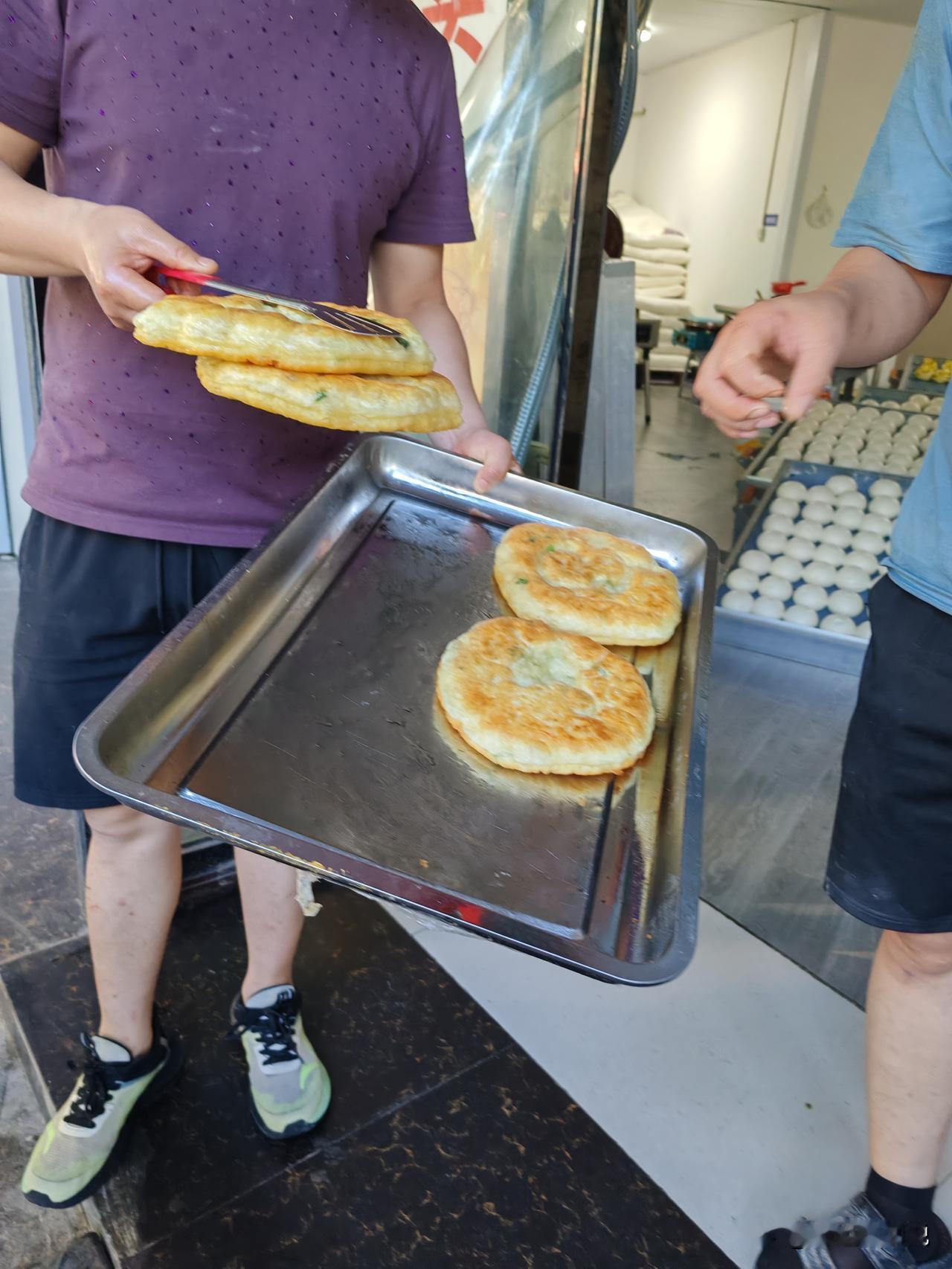 脑袋决定钱袋子5月30日，陕西西安。我刚刚经过市场，发现这家蒸馍店又开始排队，