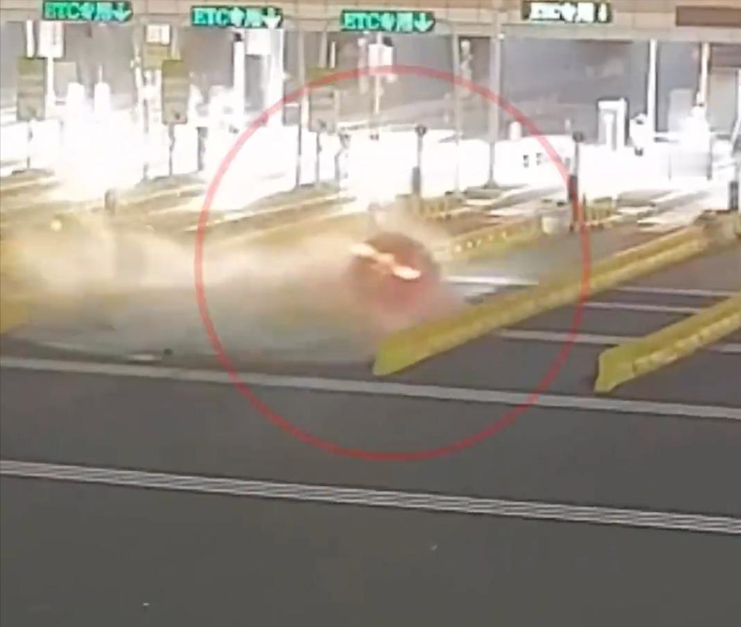 辅助驾驶的使用场景越来越少，已实际证实过收费站也不行了。11月24日凌晨3: