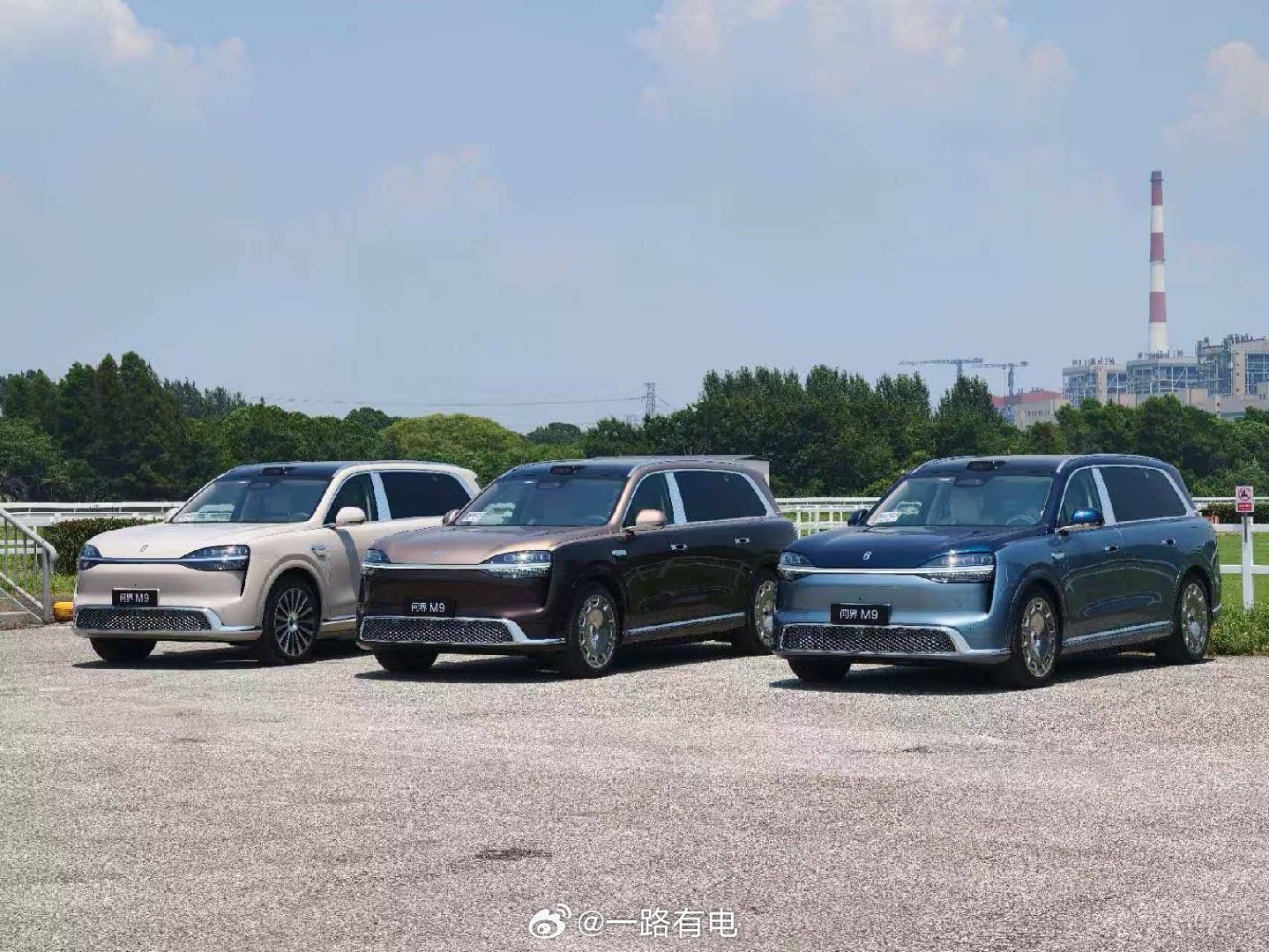 打卡问界M9Ultimate臻享品鉴会，不同颜色的车摆在一起，你们更喜欢哪个配