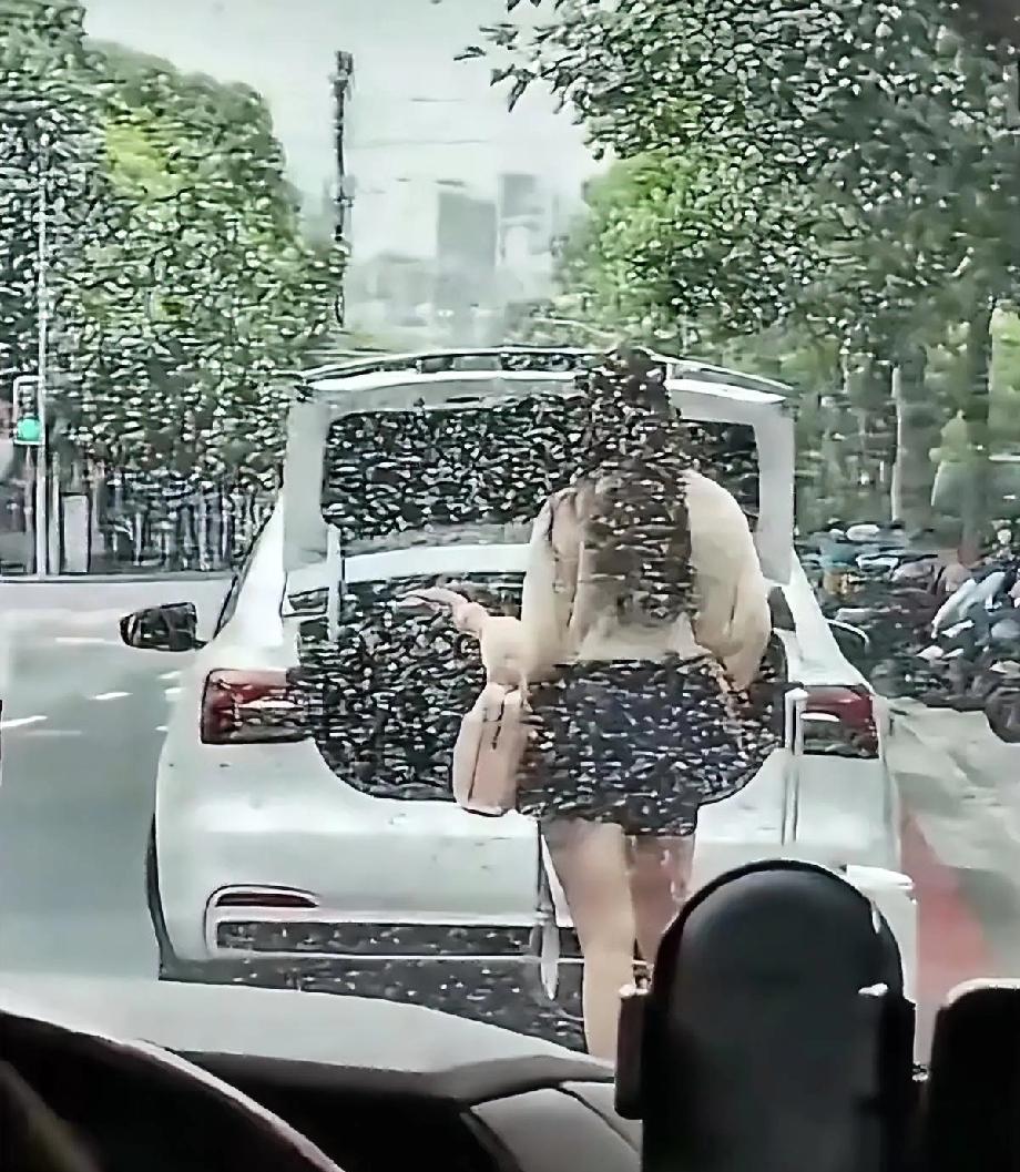 网约车司机是否应该帮助乘客拿行李呢？一女孩打网约车，车到了，女孩就一直网约车后面