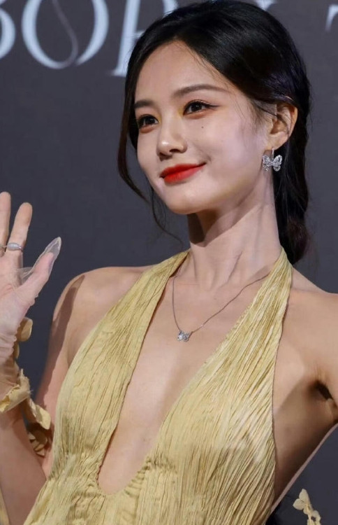 李一桐穿成这样身材很普通嘛？