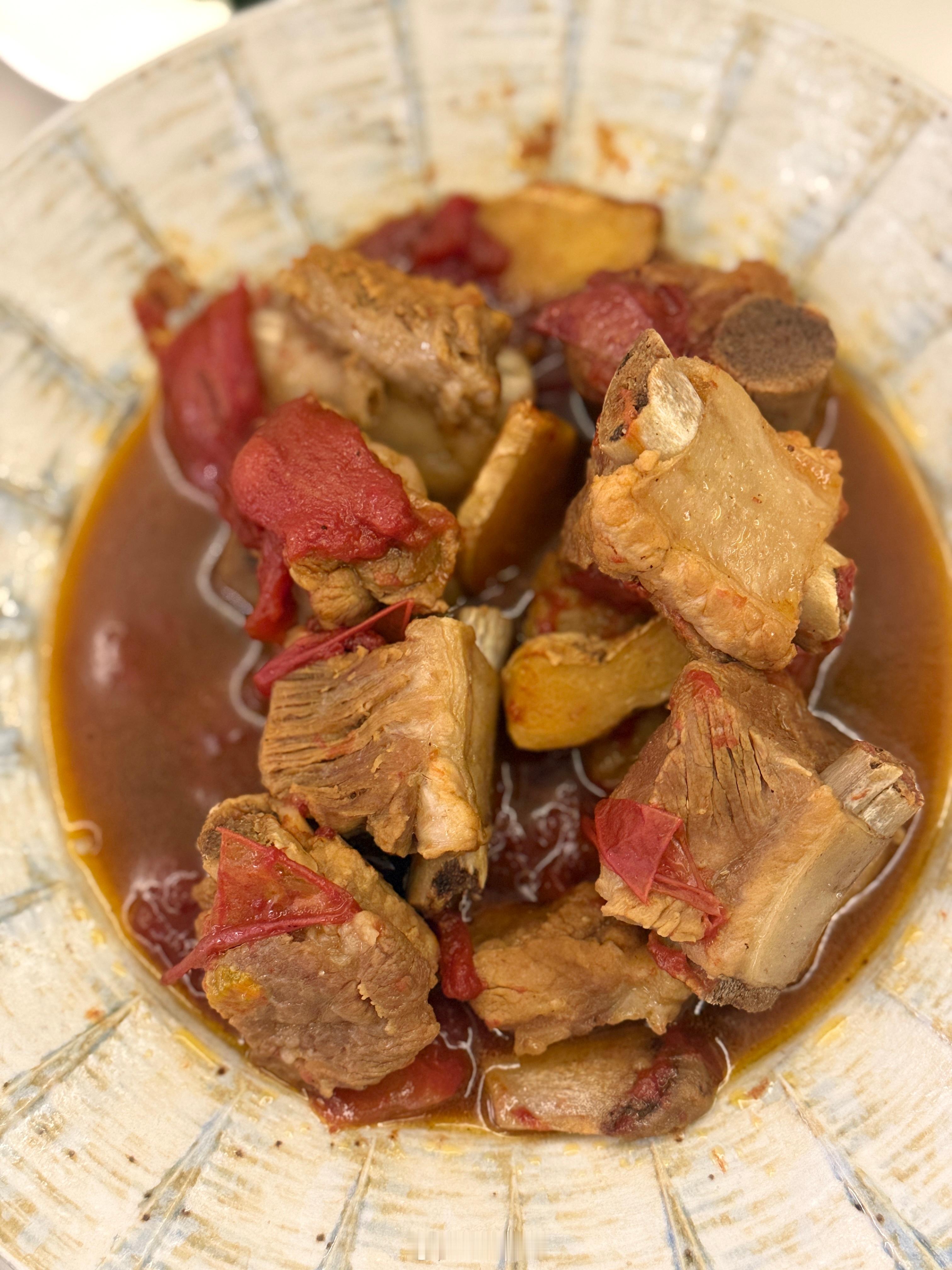 吃饭了白水捞竹蛏、几乎无油的番茄炖排骨、炒菠菜、几乎无油的茄子、看不到半点油花的