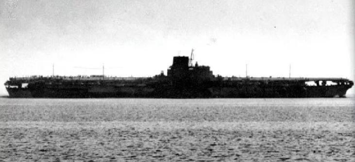 1944年，美军一潜艇正在东京湾准备救援B-29，突然发现一艘巨大的油轮，正在以