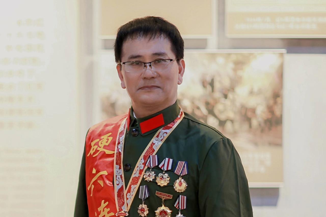 王健根，1962年10月生，江西赣州南康人，中共党员，战斗英雄、一等功臣，二级伤