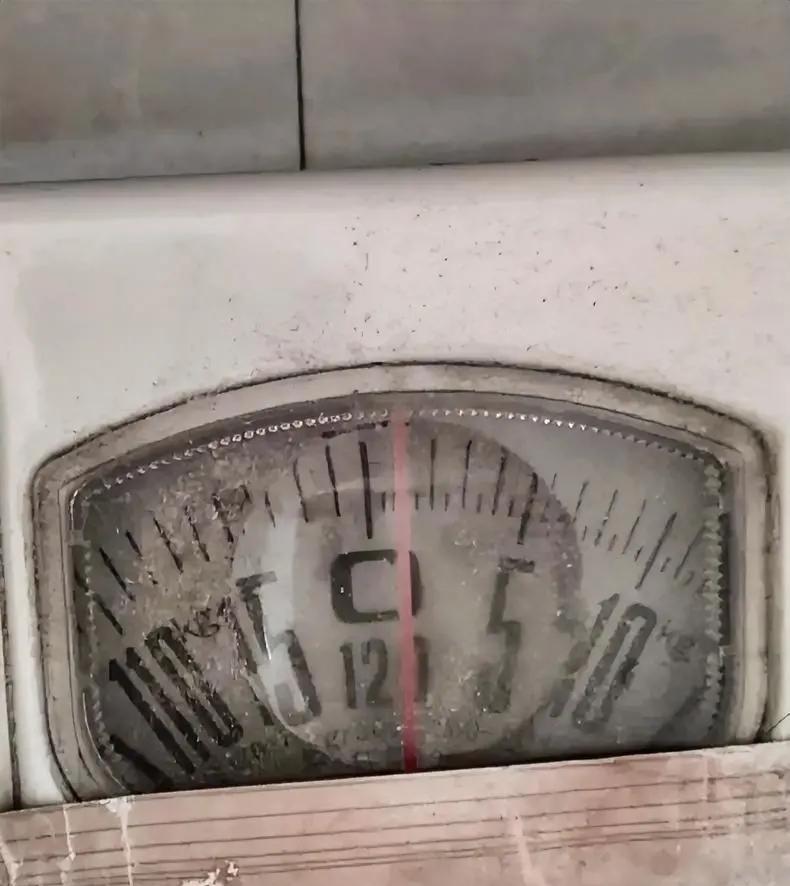 我家的体重秤坏了，也不是彻底坏了，就是它的指针总是不对着零，老是往右偏一两斤，你