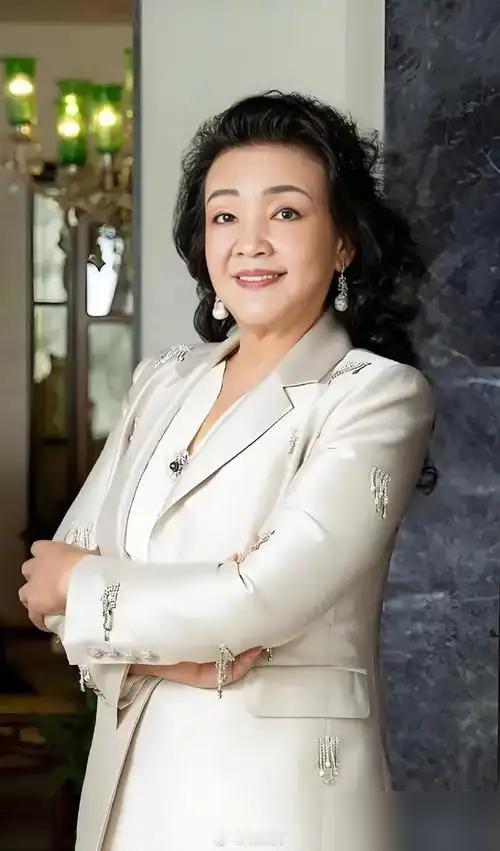 你敢信？张兰前天还在直播间骂儿媳刚生娃就敢要过亿大平层，今天就改口说人只是唠家常