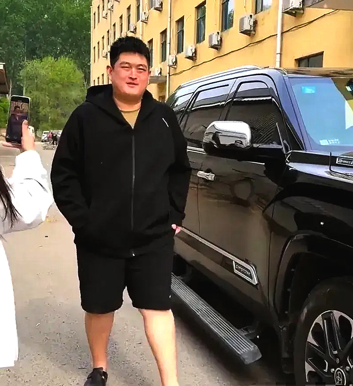 不懂就问，赵本山儿子开的是什么车，这巨无霸也太大了吧