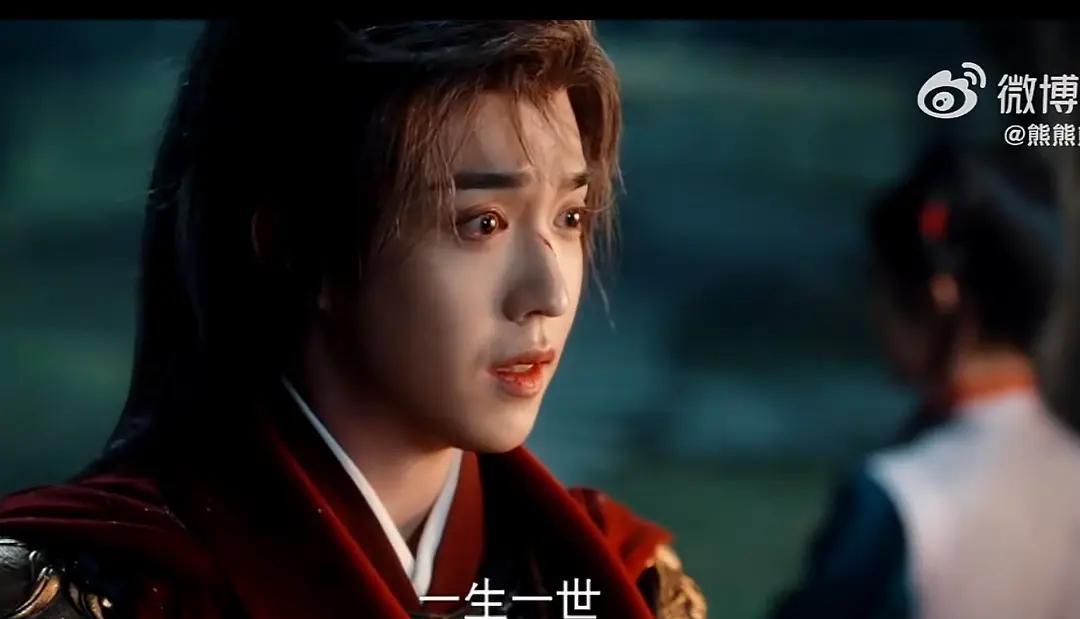 原来古装美男是个骗局。你看他的脸。骨相流畅，眉眼深邃，放在现代剧里能直接封神