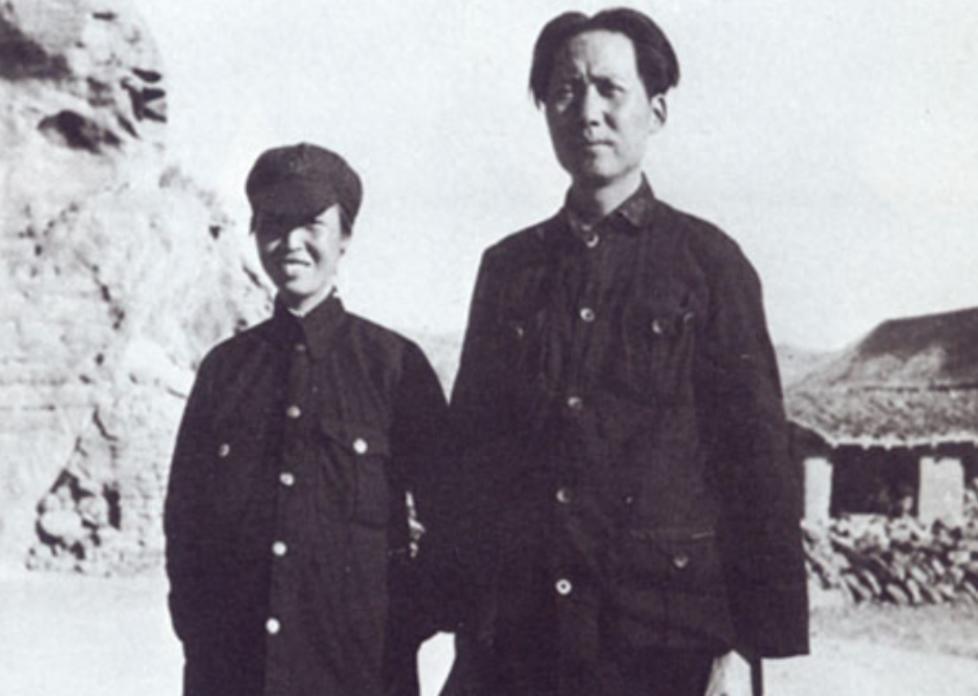 与贺子珍见面之后，这个人不仅夸大自己的身世，还整理头发问：你看我像不像毛主席？