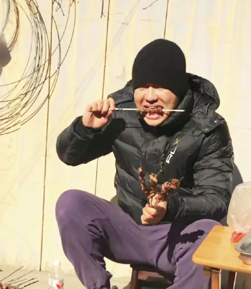 他被判无罪，却被市场判处了无期徒刑。高云翔现在骑电动车送娃，在路边车库花二十元