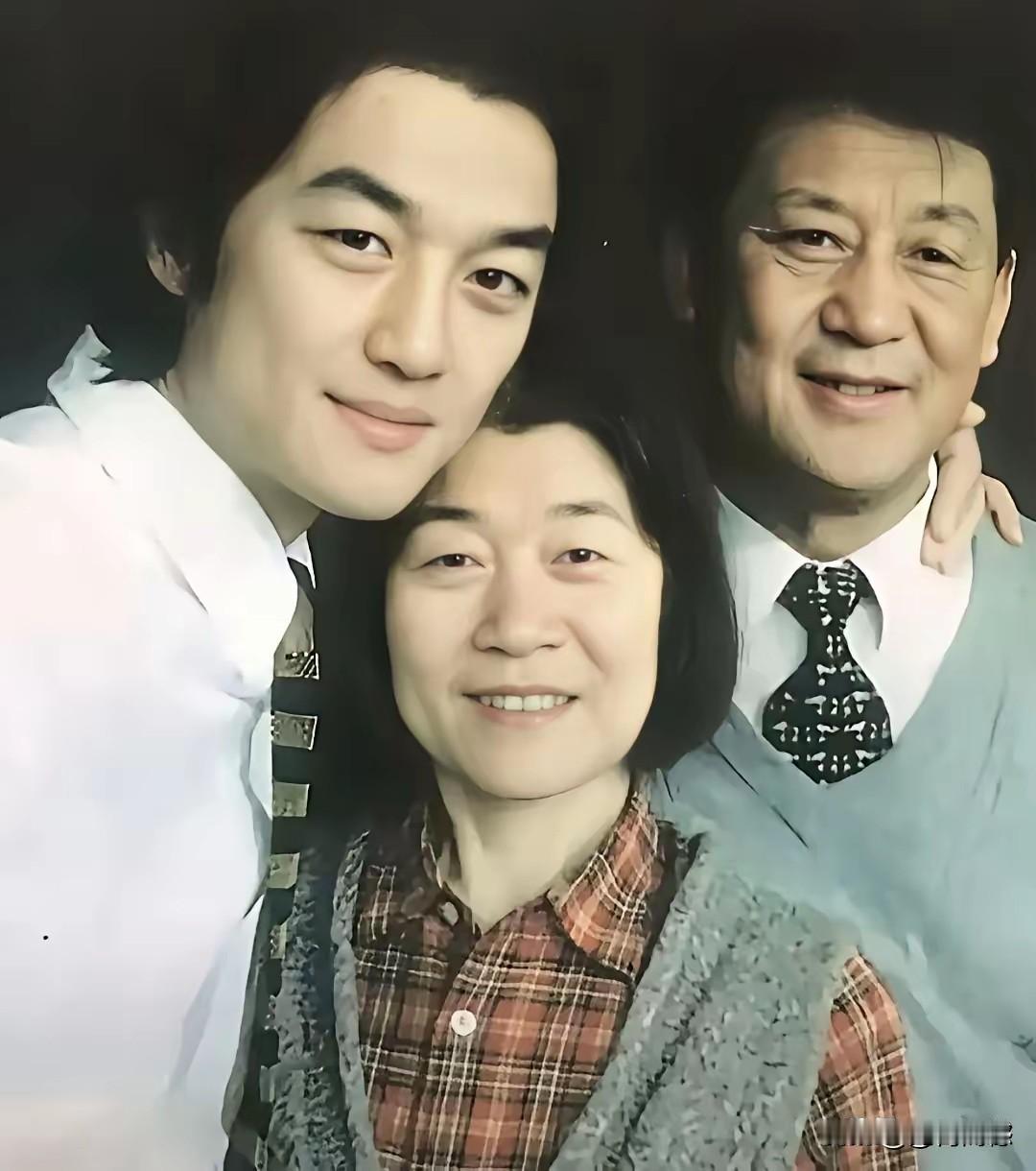 李亚鹏先生的传统文化根基非常重，对父母特别的孝顺，有一次他对着镜头，讲述和父母分