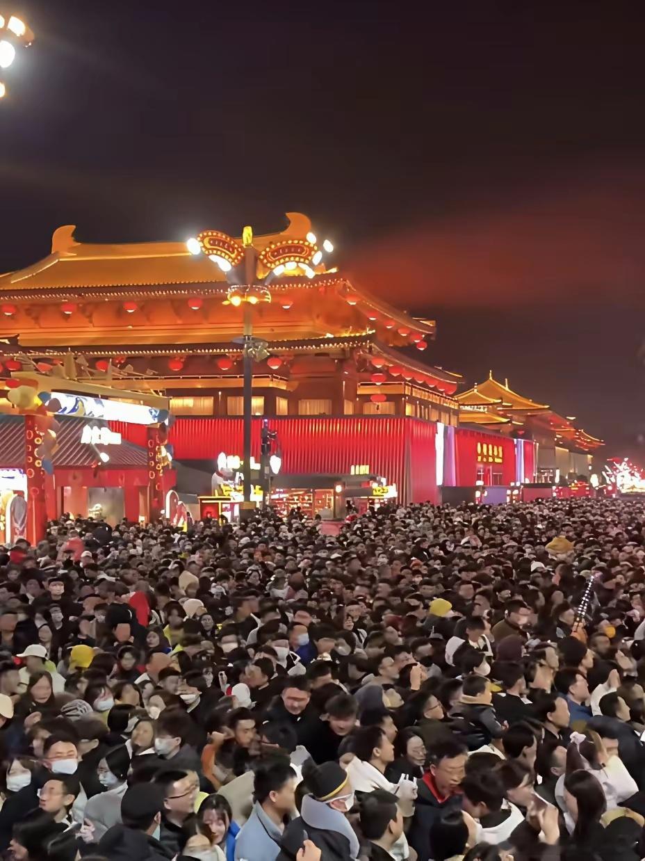 国庆假期游客爆满爆满景区前六名：1.上海外滩2.甘肃敦煌沙鸣山3.西安大唐不夜城