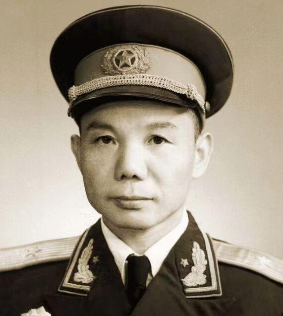 1986年刘伯承元帅因病逝世，在遗体告别前，一向温和的邓公，却看到秘书送过来的治