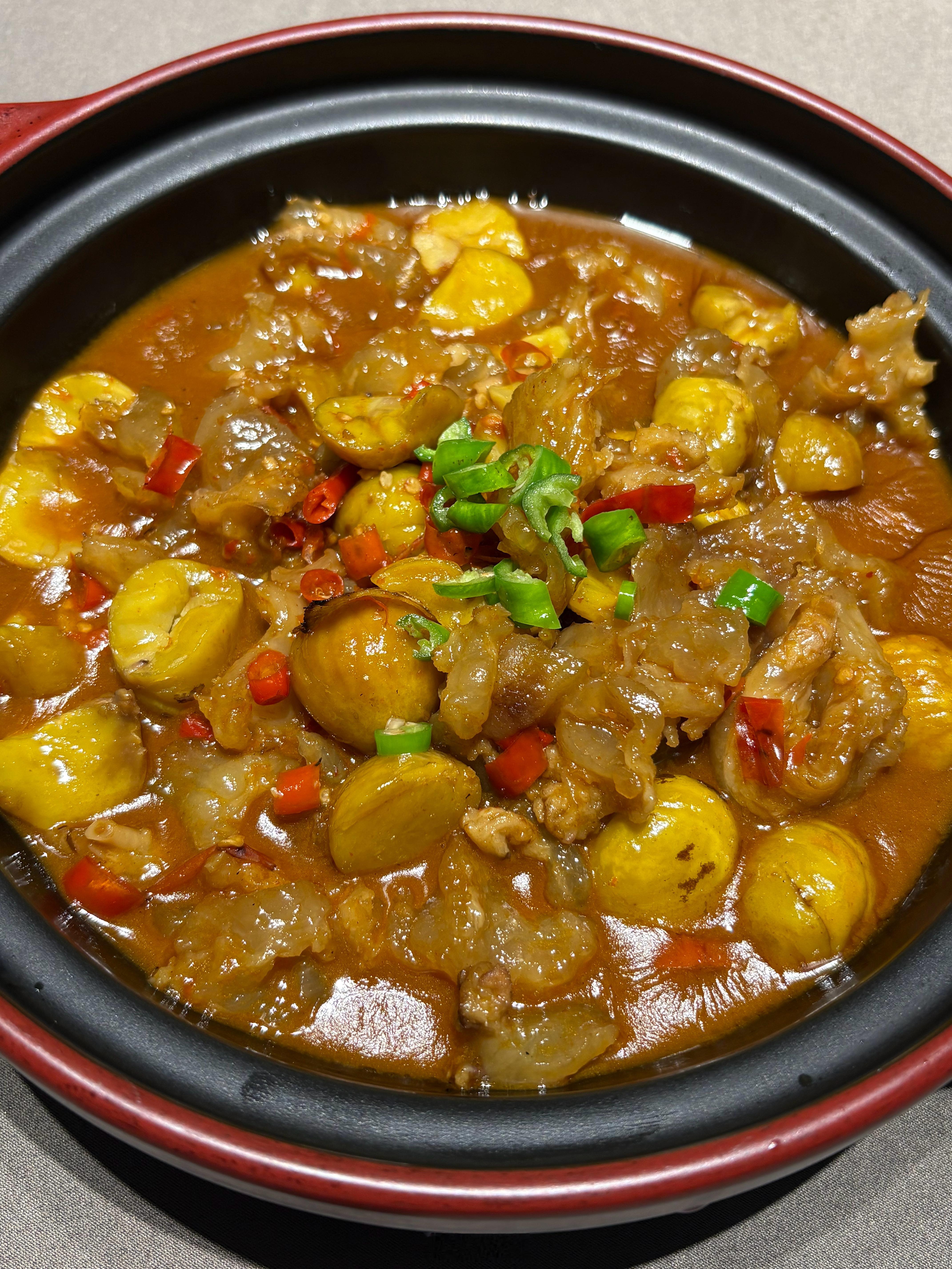 在六间海餐厅吃的。 这家店开在四方坪湘域智慧二楼。 蟹和丝瓜搭配， 我...