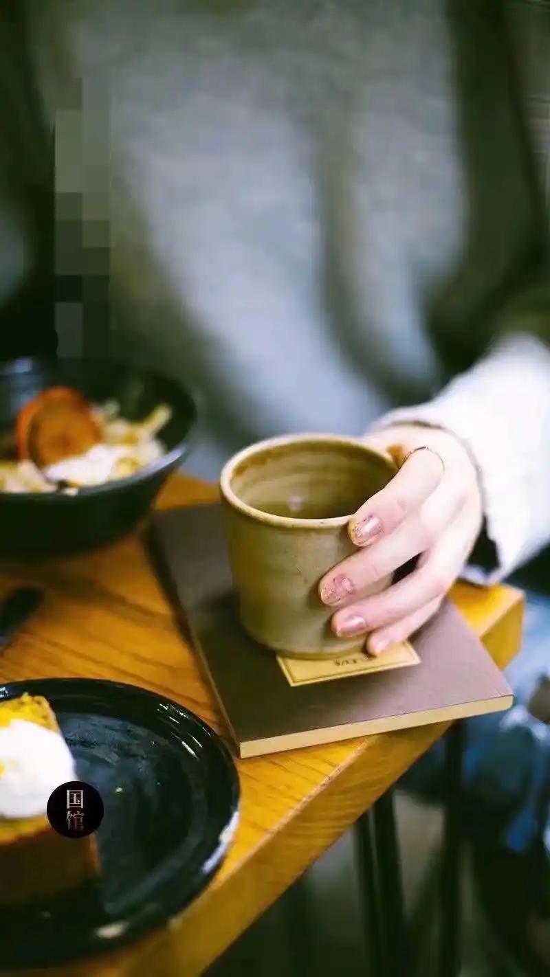 人到了中年才懂，最大的清醒，是面对不确定的人和事，懂得慎言慎行，不逞一时口