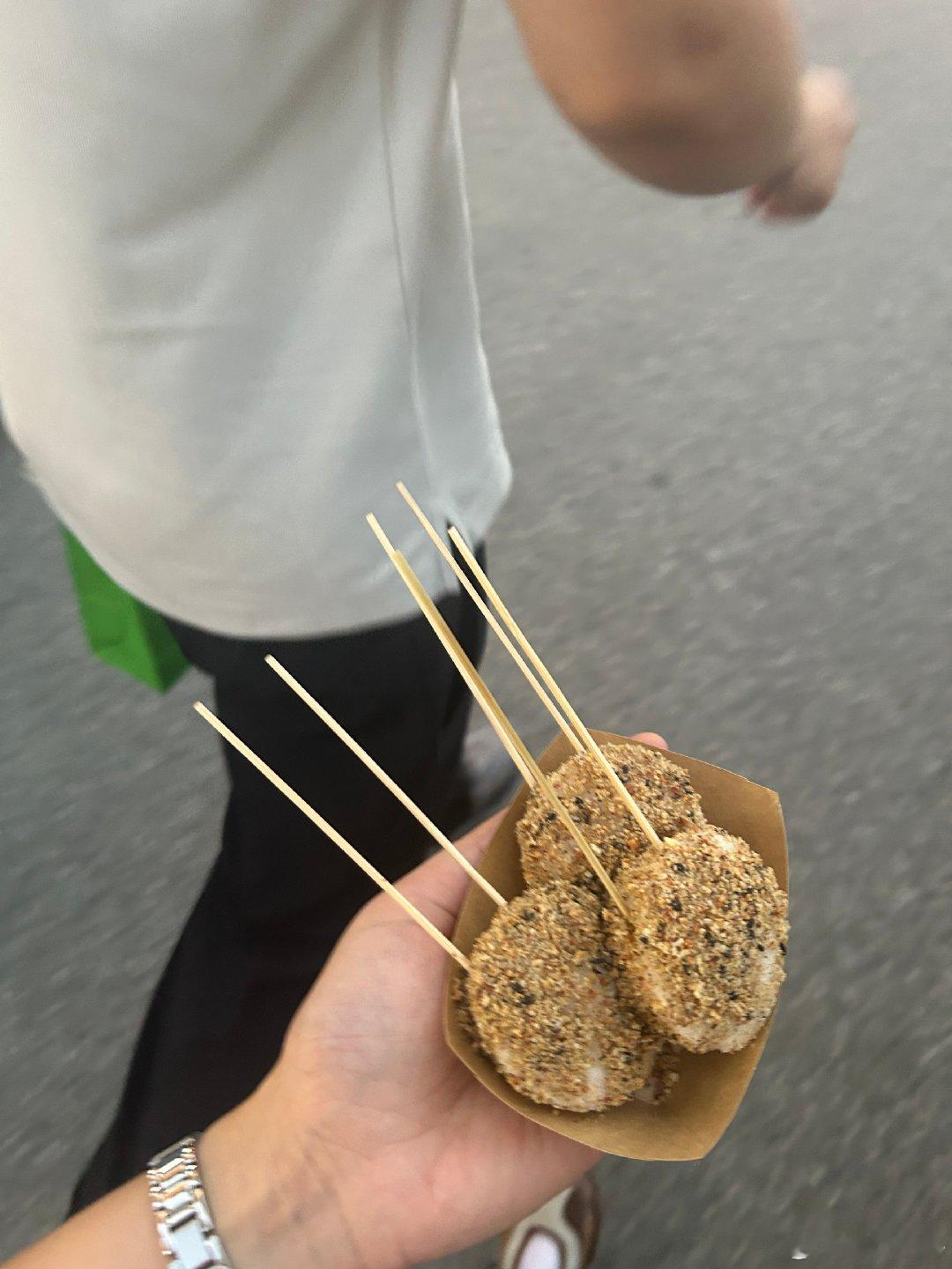 开学第一顿在食堂的饭菜不好吃，难为老公占座排队下午下班慌慌张张赶到烤肉店，生怕人多没桌，吃的很开心吃