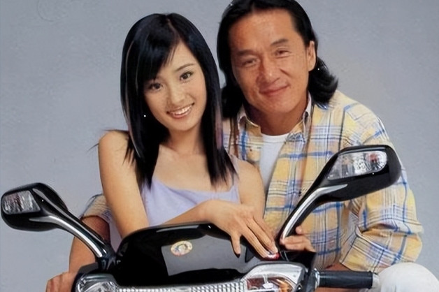 2003年，49岁的成龙和17岁的杨幂拍了一个广告，结账时，成龙拿到了50万，杨