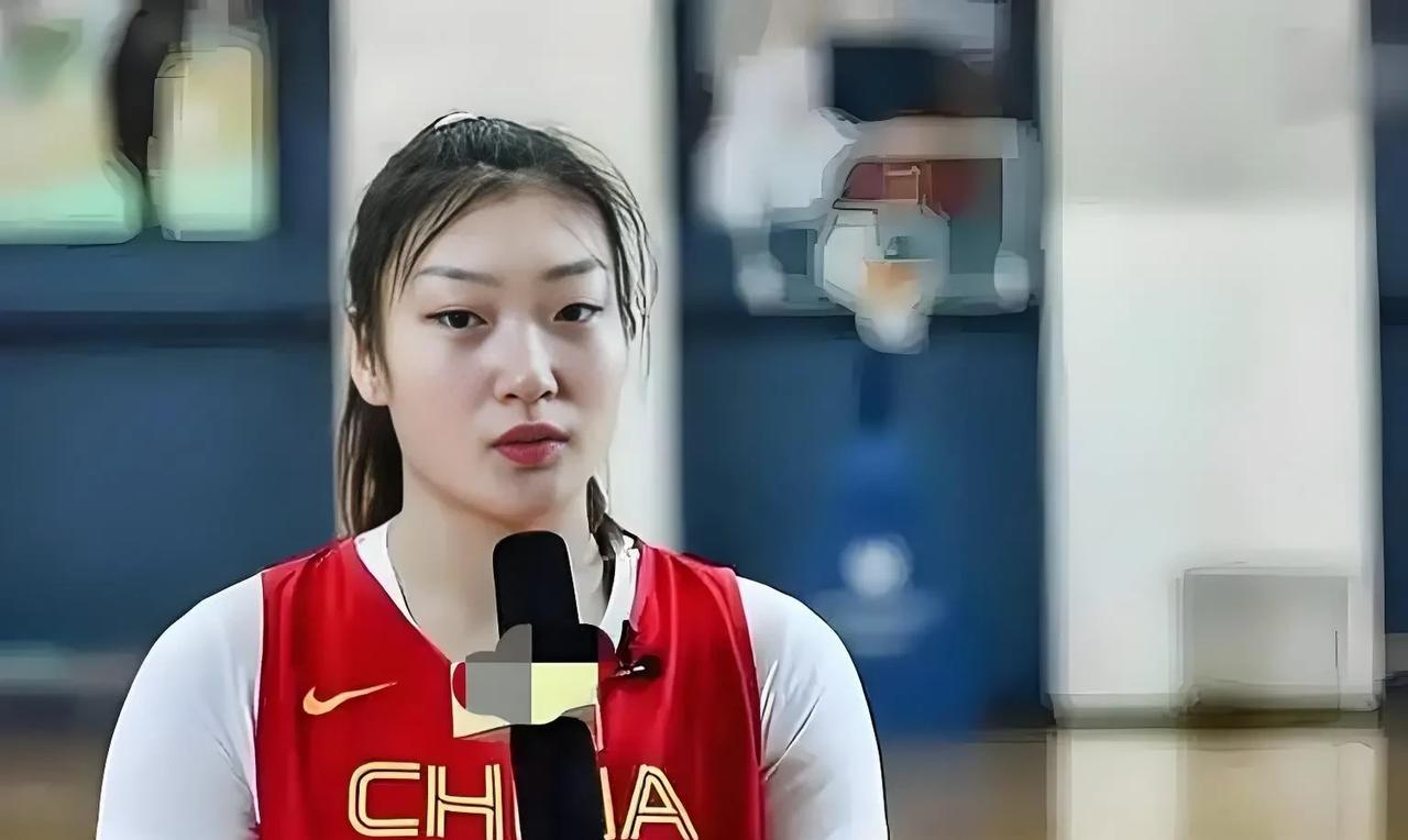 李梦为什么玩失踪新一届的中国女篮热身赛，细心的球迷发现中国女篮的当家球星李梦不