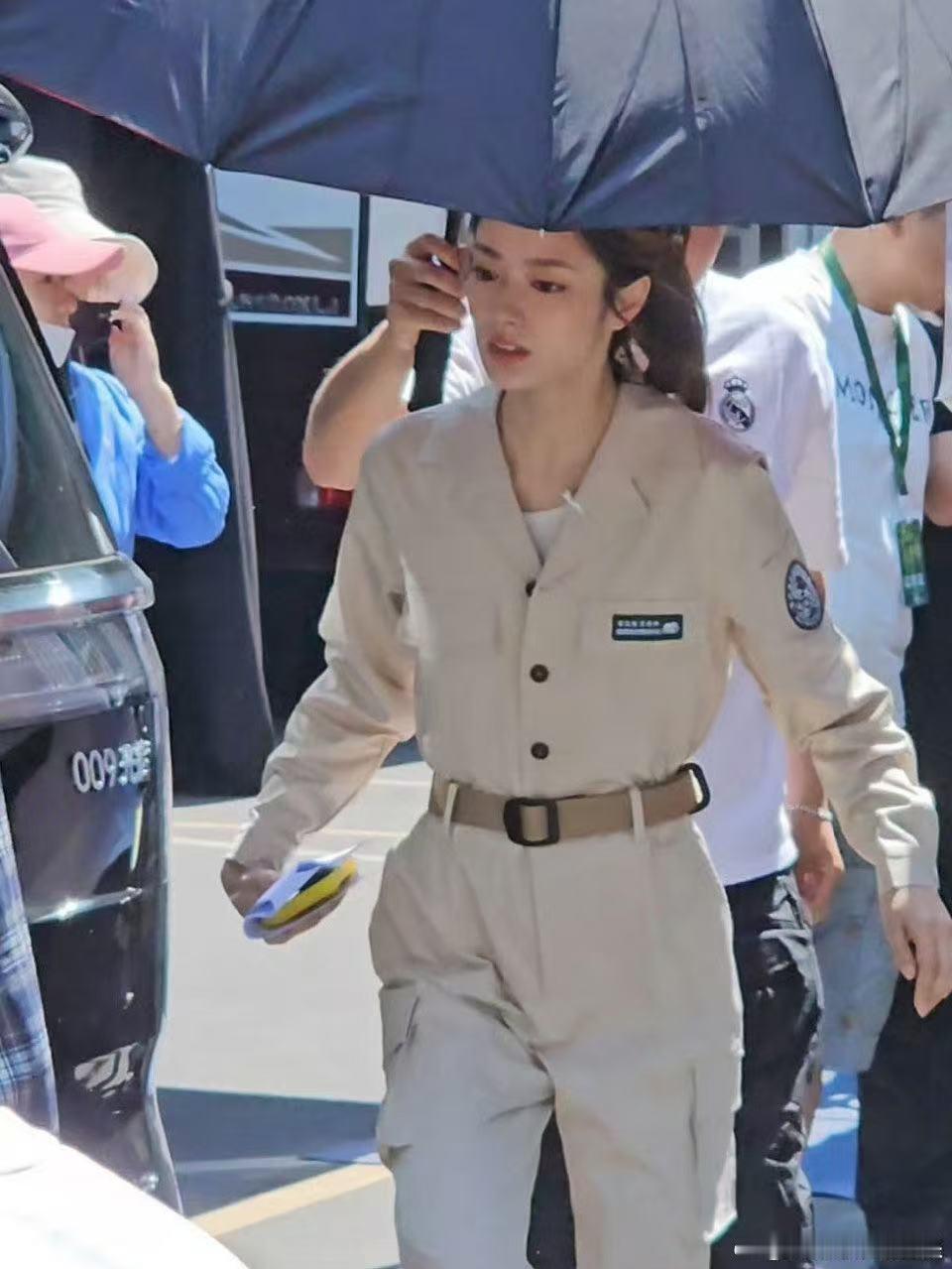 徐若晗明川有知夏路透高马尾配徐若晗的英气长相真的太搭了，清爽不油腻还自带故事感