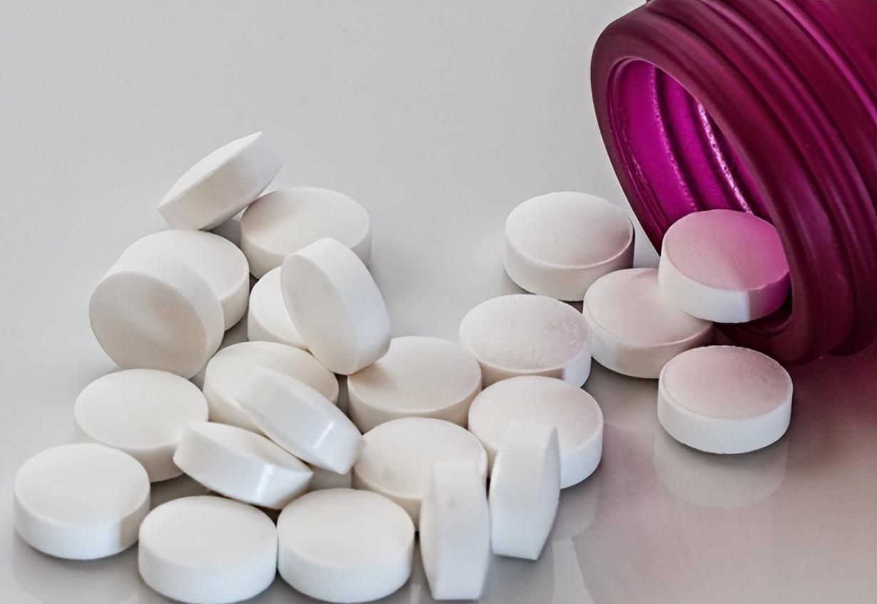 医生紧急叫停！服用他达拉非的人，身体出现4种症状必须停药他达拉非这类药，很多