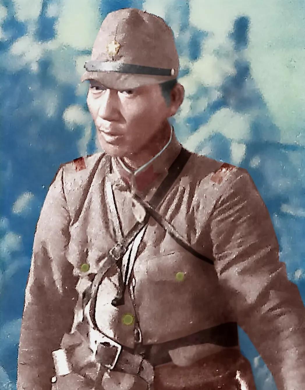 照片上这个日军军官名叫饭田，军衔少佐，他扬言一踏上中国土地就要斩杀100个中国人